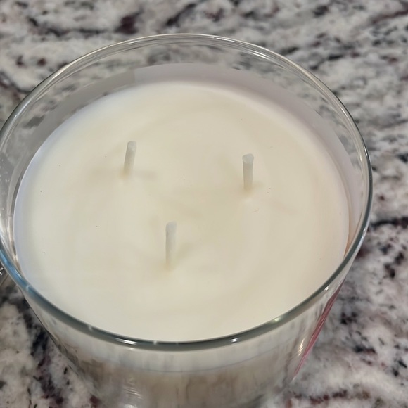 NWT bath and Bodyworks cinnamon caramel swirl candle - Picture 3 of 4